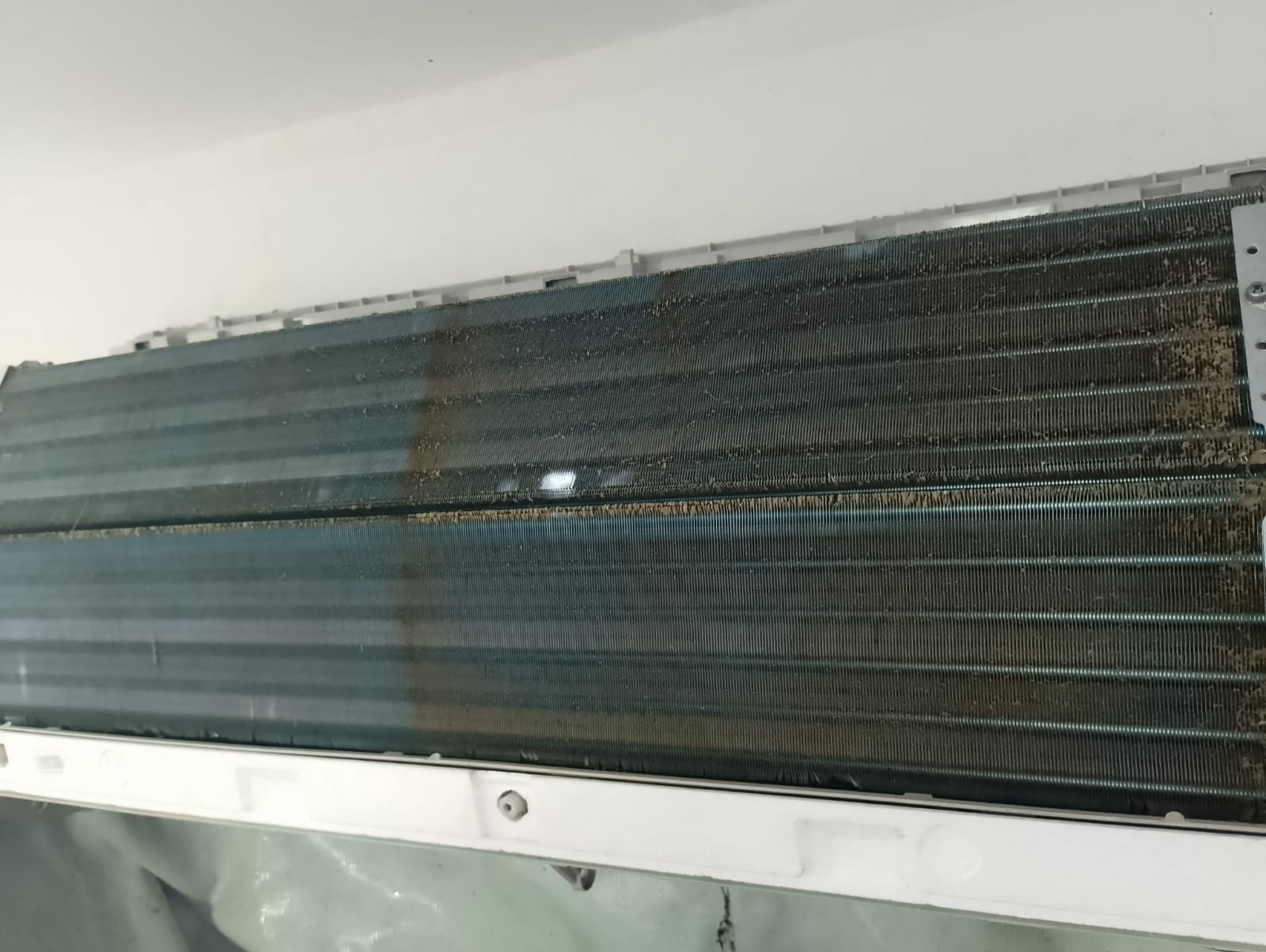 Ar-condicionado antes da limpeza, com sujeira acumulada
